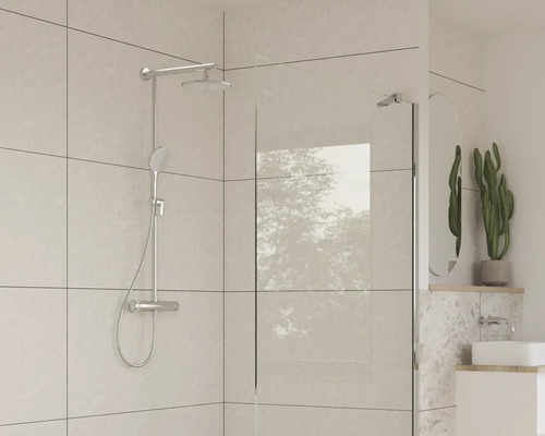 Koupelna s sprchovou armaturou a skleněnou sprchovou zástěnou