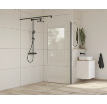 Světlá koupelna se sprchovou zástěnou, umyvadlem a armaturami