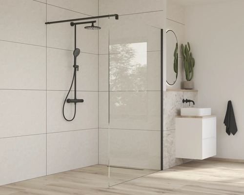 Světlá koupelna se sprchovou zástěnou, umyvadlem a armaturami