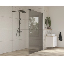 Moderní koupelna se skleněnou sprchovou zástěnou a armaturami