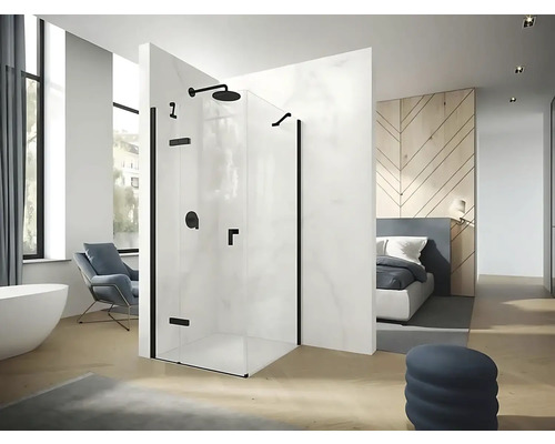 Walk-in sprchový kout s černým rámem v moderně zařízené koupelně