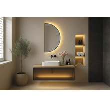 Moderní koupelna s půlkruhovým zrcadlem, umyvadlem a rostlinou