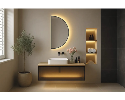 Moderní koupelna s půlkruhovým zrcadlem, umyvadlem a rostlinou