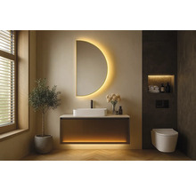 Moderní koupelna s umyvadlem, zrcadlem s osvětlením a závěsným WC