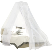 Postel s moskytiérou pro ochranu proti hmyzu v ložnici.