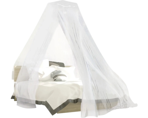 Postel s moskytiérou pro ochranu proti hmyzu v ložnici.