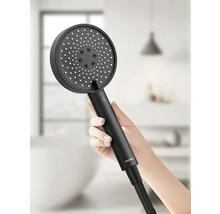 Ruční sprcha v černé barvě v koupelně