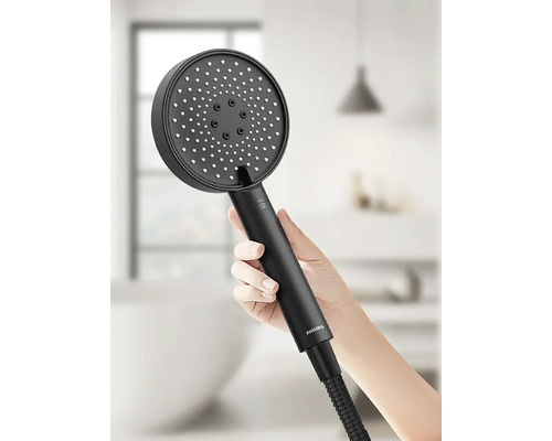 Ruční sprcha v černé barvě v koupelně