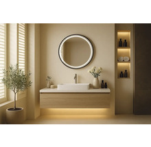 Koupelna s umyvadlem, zrcadlem s osvětlením a rostlinou