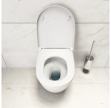 Keramická toaleta s WC štětkou a otevřeným víkem