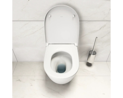 Keramická toaleta s WC štětkou a otevřeným víkem