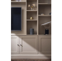 Obývací stěna s televizí, policemi a skříněmi pro organizovanou atmosféru