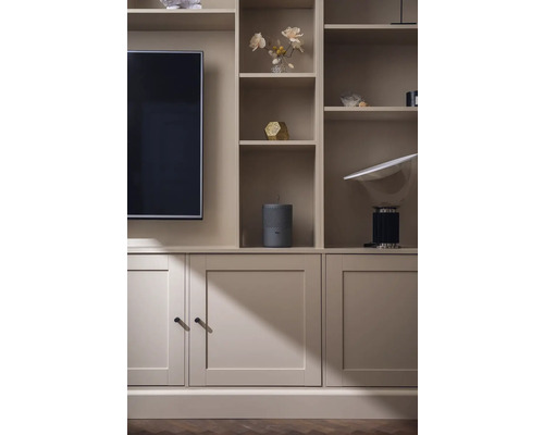 Obývací stěna s televizí, policemi a skříněmi pro organizovanou atmosféru