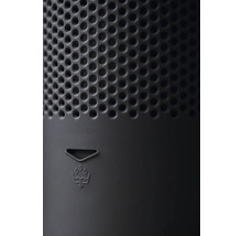 Detailní pohled na zařízení s větracími otvory a symbolem pro odvod vody