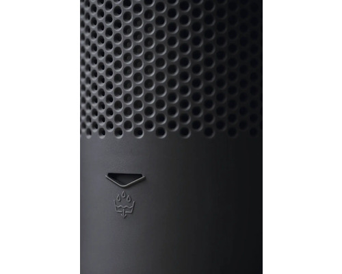 Detailní pohled na zařízení s větracími otvory a symbolem pro odvod vody