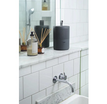 Koupelna s vodovodní baterií, obklady a dávkovačem vůně