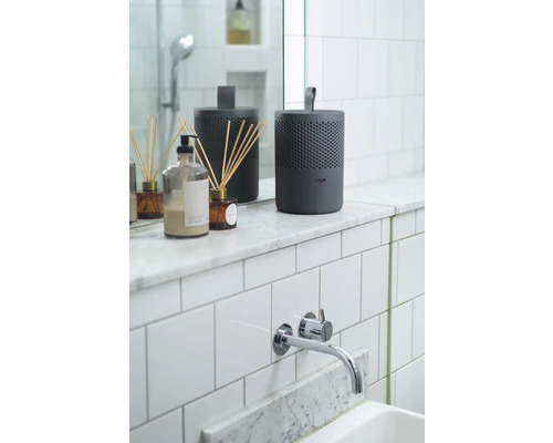 Koupelna s vodovodní baterií, obklady a dávkovačem vůně