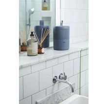 Koupelna s čističkou vzduchu a vonnými tyčinkami na umyvadle