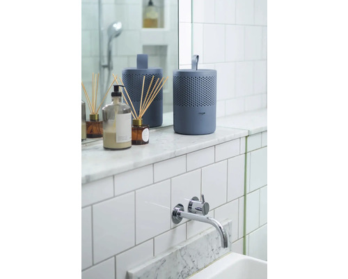 Koupelna s čističkou vzduchu a vonnými tyčinkami na umyvadle