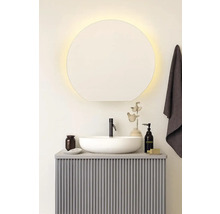 Koupelna s kulatým zrcadlem, umyvadlem a spodní skříňkou