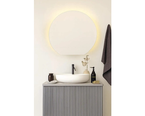 Koupelna s kulatým zrcadlem, umyvadlem a spodní skříňkou