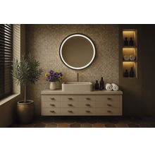 Moderní koupelna s umyvadlovou skříňkou, umyvadlem na desku a osvětleným zrcadlem