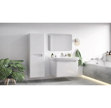 Koupelna s umyvadlem, zrcadlovou skříňkou a vysokou skříní