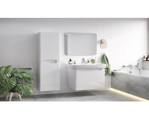 Koupelna s umyvadlem, zrcadlovou skříňkou a vysokou skříní