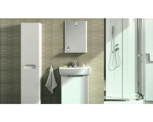 Koupelna s umyvadlem, zrcadlovou skříňkou, vysokou skříňkou a sprchou