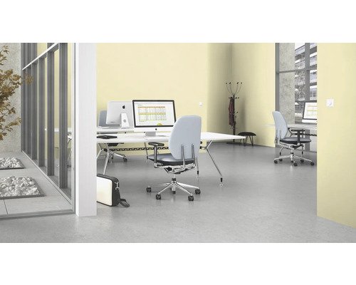 Kancelář se stoly, kancelářskými židlemi a počítači v jasném, moderním designu