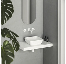 Moderní koupelna s umyvadlem na desku, bateriemi a zrcadlem