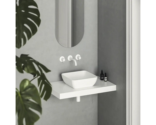 Moderní koupelna s umyvadlem na desku, bateriemi a zrcadlem