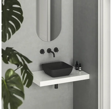 Moderní koupelna s černým umyvadlem na desku, nástěnnou baterií a zrcadlem