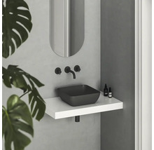 Moderní koupelna s umyvadlem, umyvadlovou mísou, baterií a zrcadlem