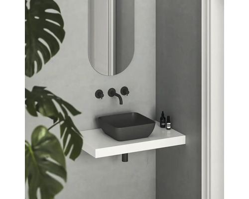 Moderní koupelna s umyvadlem, umyvadlovou mísou, baterií a zrcadlem