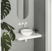 Moderní koupelna s umyvadlem na desku, vodovodní baterií, zrcadlem a policí