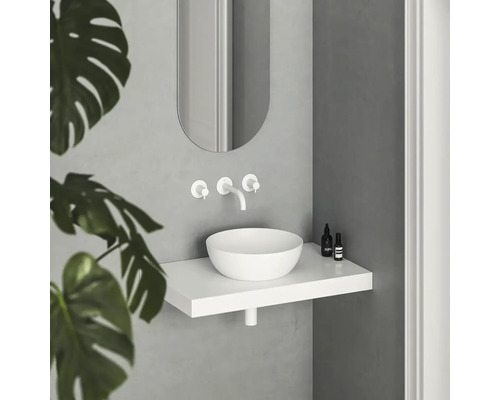 Moderní koupelna s umyvadlem na desku, vodovodní baterií, zrcadlem a policí