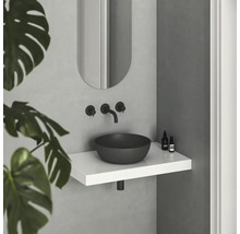 Moderní koupelna s umyvadlem na desku, baterií a zrcadlem