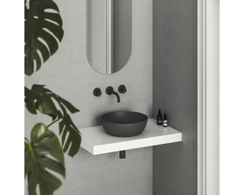 Moderní koupelna s umyvadlem na desku, baterií a zrcadlem