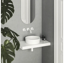 Moderní koupelna s kulatým umyvadlem na desku, vodovodní baterií a zrcadlem