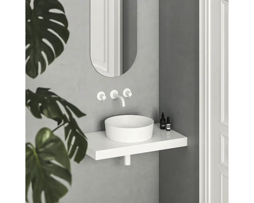 Moderní koupelna s kulatým umyvadlem na desku, vodovodní baterií a zrcadlem