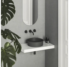 Moderní koupelna s umyvadlem na desku, zrcadlem a bateriemi