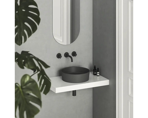 Moderní koupelna s umyvadlem na desku, zrcadlem a bateriemi