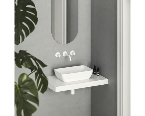 Moderní koupelna s umyvadlem na desku, baterií a zrcadlem