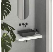 Moderní koupelna s černým umyvadlem na desku, baterií a zrcadlem nad bílou policí