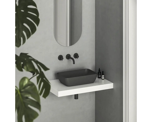 Moderní koupelna s černým umyvadlem na desku, baterií a zrcadlem nad bílou policí