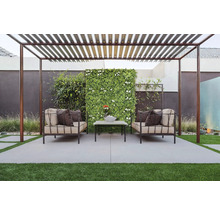 Terasa s pergolou, pohovkami, konferenčním stolkem a stěnou z rostlin pro relaxační venkovní prostor.