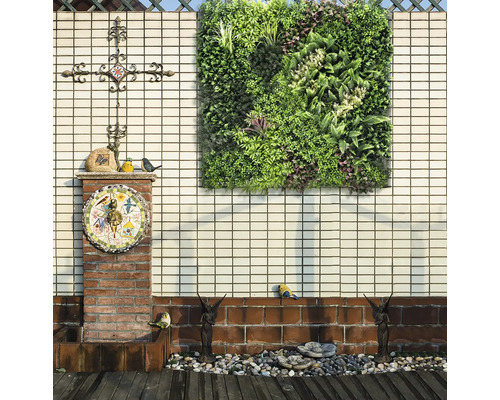 Dekorativní zahrada s vertikálním záhonem, ornamentem a sochami