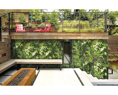 Venkovní prostor se zelenou stěnou, lavičkou a ohništěm