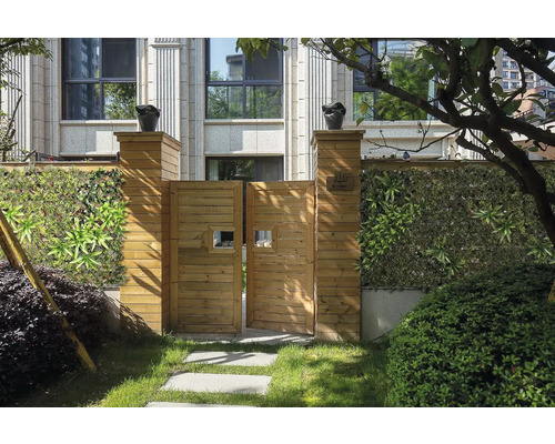 Dřevěná branka s umělým živým plotem a dekorací do zahrady